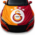 Galatasaray-Motorhaubenflagge auf einer Fahrzeugmotorhaube