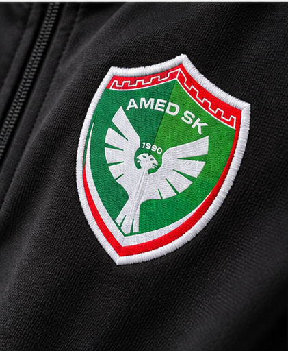 Logo-Detail der Amed SK Fan-Jacke